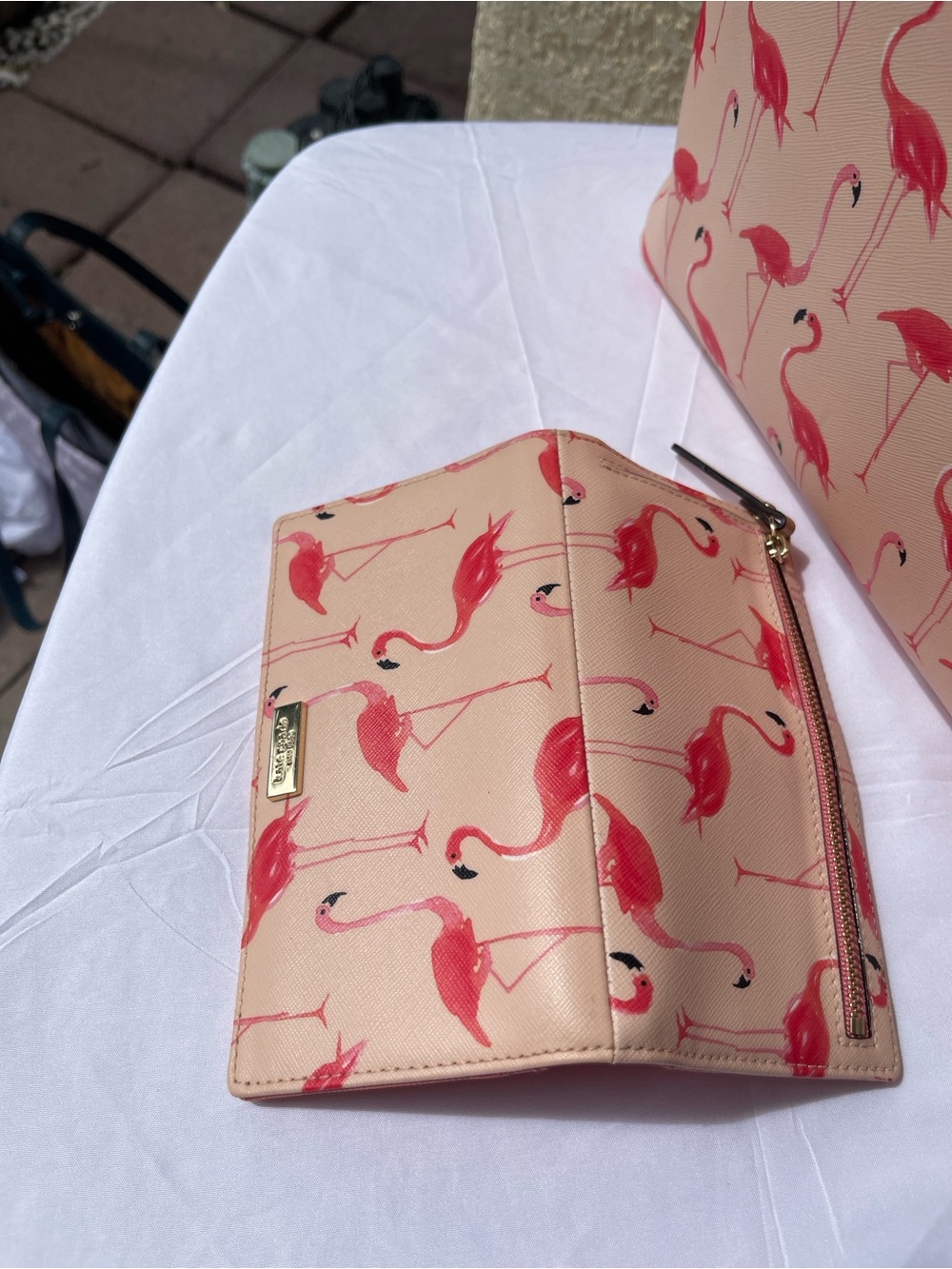 Kate Spade New York
SHORE STREET FESTIVE FLAMINGOS MARGARETA Tote and wallet set - Picture 15 of 16